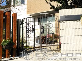 の門扉 コラゾン1型 両開き 柱使用＋デザイナーズパーツ 枕木材 マテリアルカラー 施工例