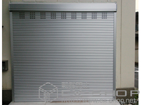 のガレージシャッター ガレージシャッタークワトロ 電動式 外部付タイプ 換気孔付き 施工例