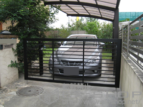 のカーゲート スウィングアップゲート 横格子型 手動式 施工例