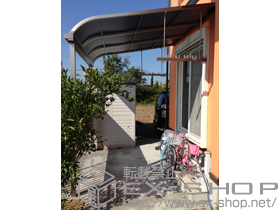 のテラス屋根 ライザーテラスII R型 テラスタイプ 単体 積雪〜20cm対応＋吊り下げ物干し ワイド 標準2本入り＋ライザーテラスII前面スクリーン 施工例