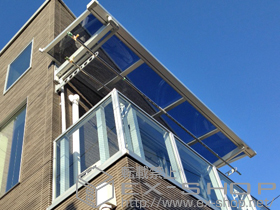 のバルコニー・ベランダ屋根 ライザーテラスII F型 ルーフタイプ 単体 積雪〜20cm対応＋ ≪2階用≫壁付け物干し ロングタイプ(2本入り) 施工例