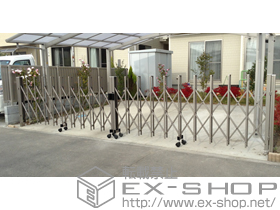 のカーゲート トリップゲート RA型(錠なし) ノンレール 両開き 60W(30S+30M) 施工例