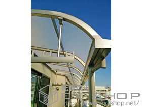 のバルコニー・ベランダ屋根 ライザーテラスII R型 屋根タイプ 三連棟 積雪〜20cm対応＋吊り下げ物干し ワイド 標準2本入り 施工例