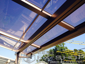 のバルコニー・ベランダ屋根 ライザーテラスII F型 屋根タイプ 単体 積雪〜20cm対応＋壁付け物干し 標準タイプ 2本入り 施工例