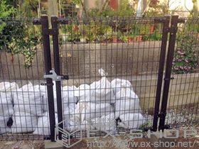 の門扉 メッシュフェンスM0 門扉 片開き 柱使用 施工例