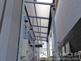 のテラス屋根 プレシオステラス F型 テラスタイプ 連棟 積雪〜20cm対応＋吊り下げ式物干し＋ロング 吊り下げ式物干し(2本入り) 施工例