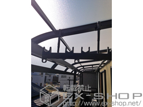 のバルコニー・ベランダ屋根 ライザーテラスII R型 屋根タイプ 連棟 積雪〜20cm対応＋吊り下げ式物干し 標準2本入り 施工例