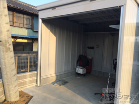 の倉庫・ガレージ バイク保管庫 土間タイプ ハイルーフ(FXN-2630H UG)＋棚板Cセット＋棚板Dセット 施工例