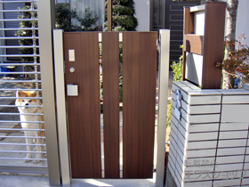 の門扉 ピタットＫey システム ベーシック仕様 ルシアス門扉BS01型 たてスリット 片開き マテリアルカラー 門柱使用 施工例