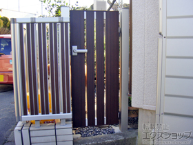 の門扉 ルシアス門扉BS02型 たて多スリット 片開き マテリアルカラー 門柱使用 施工例
