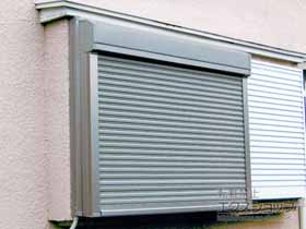 の窓シャッター 【特注】リフォームシャッターボックス省スペース イタリヤ リモコン電動式 片入隅納まり(外観右側入隅) 施工例