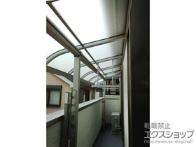 のバルコニー・ベランダ屋根 プレシオステラス R型 屋根タイプ 連棟 積雪〜20cm対応+吊り下げ式物干し 標準 2本入り×セット 施工例