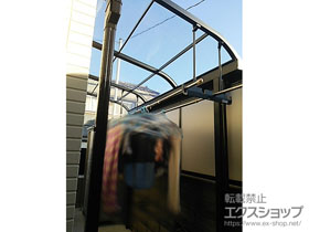 のテラス屋根 スピーネ R型 1500 テラスタイプ 単体 積雪〜50cm対応＋前面スクリーン＋吊り下げ物干し 標準Ａセット 2本入り×1セット 施工例