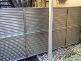 のフェンス・柵 レスティナフェンス5型 目隠しルーバー 2段支柱 施工例