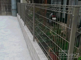 のフェンス・柵 ハイグリッドフェンスUF8型 フリーポールタイプ 施工例