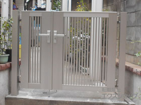 の門扉 ライシス門扉 2型 細たて桟 両開き親子 柱使用 施工例