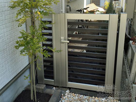 の門扉 ルシアス門扉CS02型 横太格子 両開き親子 複合カラー 門柱使用 施工例