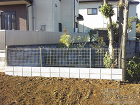 のフェンス・柵 ハイグリッドフェンスUF8型 フリーポールタイプ 施工例