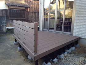 のウッドデッキ リウッドデッキ 200＋リウッドデッキフェンス3型＜横スリット＞ 施工例