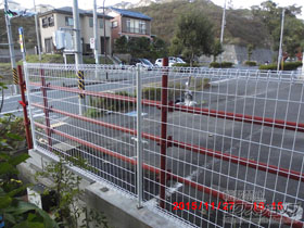 のフェンス・柵 メッシュフェンス M0 固定柱 施工例