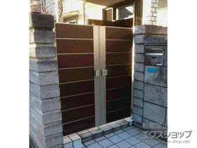 YKKAPの門扉 ルシアス門扉BP02型 横目隠し 両開き 複合カラー 門柱使用 施工例