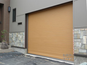 のガレージシャッター ガレージシャッタークワトロ 電動式 内部付タイプ 木目調※外部停電時開閉機構 施工例