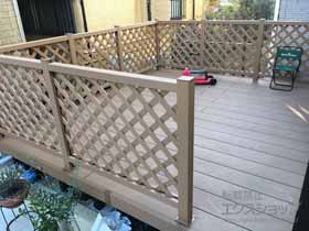 のウッドデッキ リウッドデッキ 200＋リウッドデッキフェンス2型＜ラチス格子＞＋リウッドステップ5型 Ｌタイプ(4段)×1台 施工例