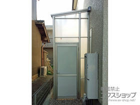 のストックヤード ストックヤードII 片側ドア付きタイプ 積雪〜20cm対応＋サニージュ用目隠しパネル（アルミ複合樹脂パネル） 施工例