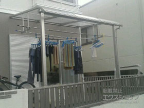 のテラス屋根 ヴェクターテラス R型 テラスタイプ 単体 積雪〜20cm対応＋物干しセット 吊り下げ式 標準2本入り×1セット 施工例