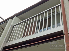 LIXIL リクシル(トステム)のバルコニー・ベランダ ビューステージHスタイル 縦太格子 単体 屋根置き式 施工例