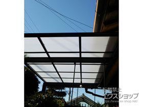 のテラス屋根 フーゴF テラスタイプ　単体 積雪〜20cm対応＋吊下げ物干し Bセット 標準 2本入 施工例