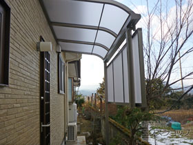 のテラス屋根 スピーネ R型 テラスタイプ 単体 積雪〜20cm対応＋前面スクリーン 施工例