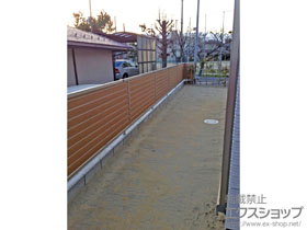 のフェンス・柵 ルシアスフェンスF02型 横目隠し 木調カラー 自由柱仕様 施工例