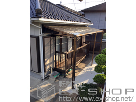 のテラス屋根 ライザーテラスII F型 テラスタイプ 連棟 積雪〜20cm対応+吊り下げ物干し 標準 2本入+側面スクリーン 2段 片側+側面ランマパネル F型用(左右セット) 施工例