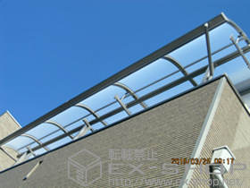 のバルコニー・ベランダ屋根 ライザーテラスII R型 屋根タイプ 連棟 積雪〜20cm対応＋ライザーテラスII用 吊り下げ物干し 施工例