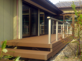 のウッドデッキ リウッドデッキ 200＋独立式リウッドステップ2型＋段床 1段＋床下囲い部材一式＋シンプルモダンデッキフェンス8型 施工例