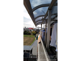 のバルコニー・ベランダ屋根 プレシオステラス R型 屋根タイプ 連棟 積雪〜20cm対応＋吊り下げ式物干し 施工例