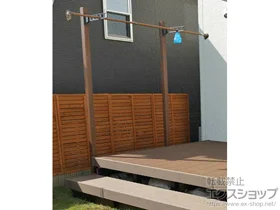 LIXIL リクシル(TOEX)のフェンス デザイナーズパーツ 枕木材 70×70 マテリアルカラー 施工例