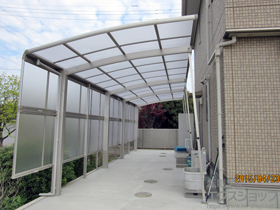 のカーポート レイナポートグラン 縦連棟　積雪〜20cm対応＋サイドパネル＋着脱式サポート 標準・ハイルーフ兼用 2本入り×2セット 施工例