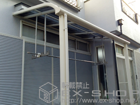 のテラス屋根 ヴェクターテラス R型 テラスタイプ 単体 積雪〜20cm対応 片入隅納まり＋吊り下げ物干し ロング 2本入　プラチナステン 施工例