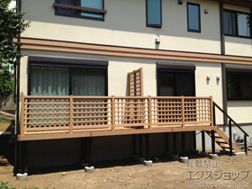 のウッドデッキ リウッドデッキ 200＋リウッドデッキフェンス1型＜井桁格子＞＋リウッドステップ5型 Lタイプ(5段)＋ステップ補助用フェンス＋リウッドハイパーティション1型＜井桁格子＞ 施工例