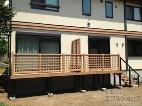 YKKAPのウッドデッキ リウッドデッキ 200＋リウッドデッキフェンス1型＜井桁格子＞＋リウッドステップ5型 Lタイプ(5段)＋ステップ補助用フェンス＋リウッドハイパーティション1型＜井桁格子＞ 施工例