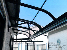 のバルコニー・ベランダ屋根 ライザーテラスII R型 ルーフタイプ 連棟 積雪〜20cm対応＋吊り下げ物干し 施工例