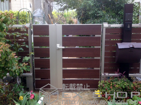 の門扉 ルシアス門扉BW01型 横スリット 両開き親子 複合カラー 門柱使用 施工例