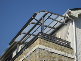 のバルコニー・ベランダ屋根 ライザーテラスII R型 屋根タイプ 単体 積雪〜20cm対応＋吊り下げ物干し ワイド ショート 2本入×1/吊下げ物干し取付け桟×1 施工例