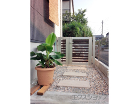 のカーポート ルシアス門扉CS02型 横太格子 両開き親子 複合カラー 門柱使用 施工例