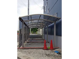 YKKAPのカーポート レイナワンポートグラン 縦連棟 積雪〜20cm対応+サイドパネル 施工例