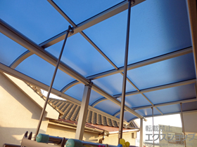 のバルコニー・ベランダ屋根 ヴェクターテラス R型 屋根タイプ 連棟 積雪〜20cm対応＋吊り下げ物干し(ワイド) ロング2本入り×1セット 施工例