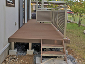 のウッドデッキ リウッドデッキ 200＋シンプルモダンデッキフェンス 9型＜通風ガラリルーバー＞ 施工例