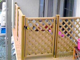 のウッドデッキ 樹ら楽ステージ＋ウッドパーティション＋開き戸＋ステップ1段 施工例